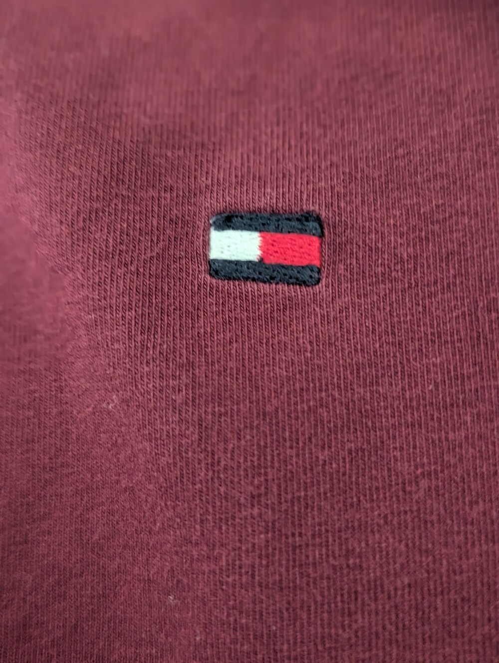Tommy Hilfiger Men's White T-Shirt  Burgundy V Neck Cotton Flag Logo Large